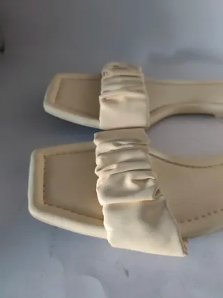 Sandalias planas de chica N°40 de Bershka.