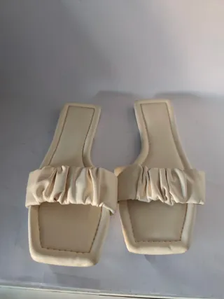 Sandalias planas de chica N°40 de Bershka.