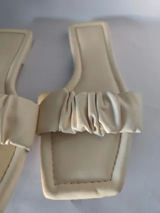 Sandalias planas de chica N°40 de Bershka.