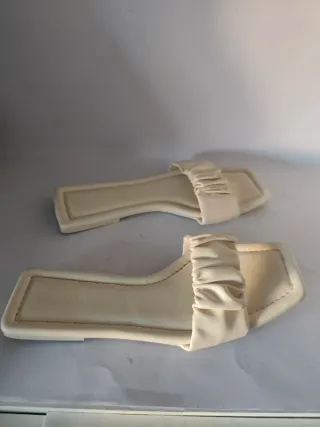 Sandalias planas de chica N°40 de Bershka.