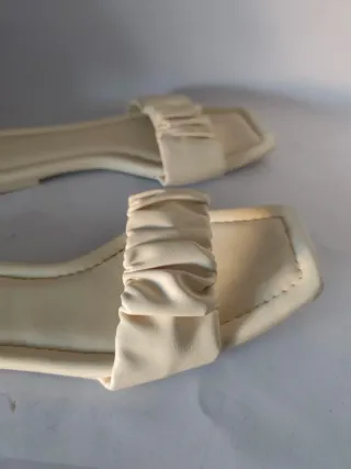 Sandalias planas de chica N°40 de Bershka.