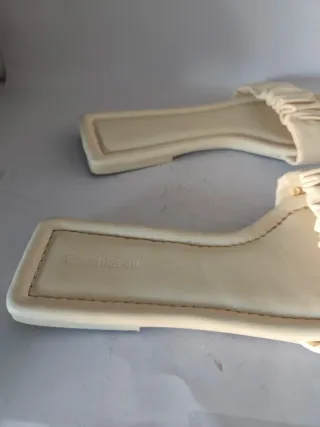 Sandalias planas de chica N°40 de Bershka.