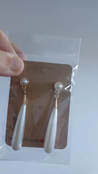 Pendientes largos gota de agua dorados y blancos