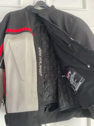 Chaqueta de moto negra y roja