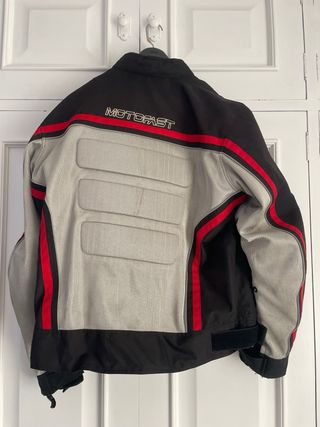 Chaqueta de moto negra y roja