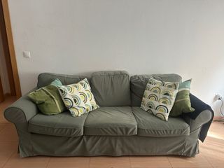 Sofá de tela verde y multicolor