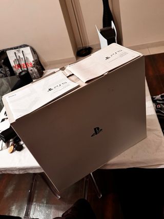 PlayStation 5 con 2 controller e giochi