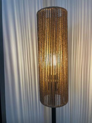 Lámpara de pie de ratán