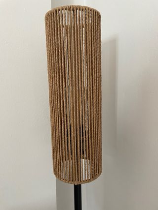 Lámpara de pie de ratán