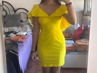 Vestido amarillo con mangas abullonadas