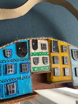 Espejo artesano con casitas de madera