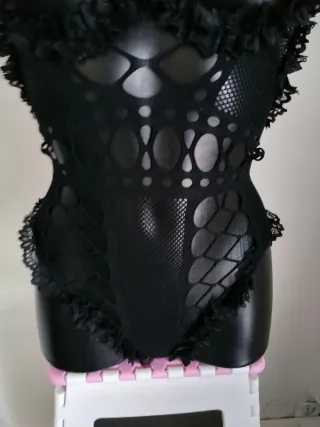 Body nero con pizzo e dettagli aperti