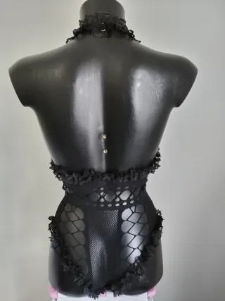 Body nero con pizzo e dettagli aperti