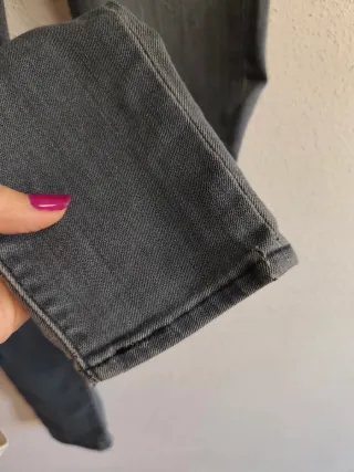 Pantalón de chica talla 34 de Levis Strauss.