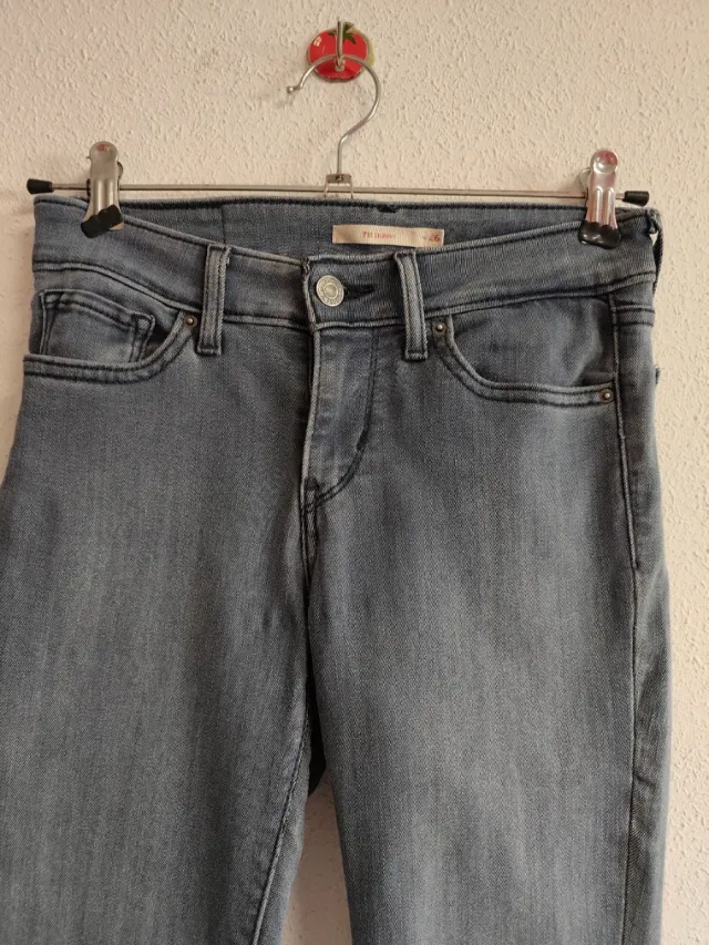 Pantalón de chica talla 34 de Levis Strauss.