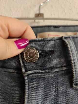 Pantalón de chica talla 34 de Levis Strauss.