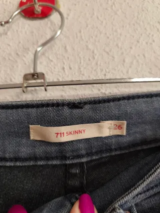 Pantalón de chica talla 34 de Levis Strauss.