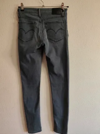 Pantalón de chica talla 34 de Levis Strauss.