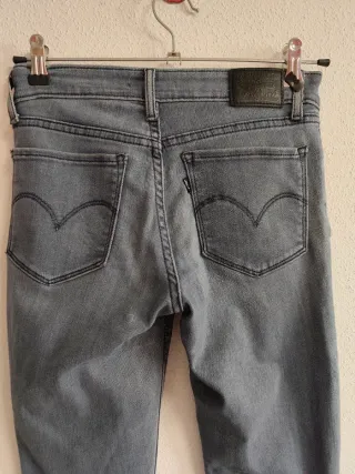 Pantalón de chica talla 34 de Levis Strauss.