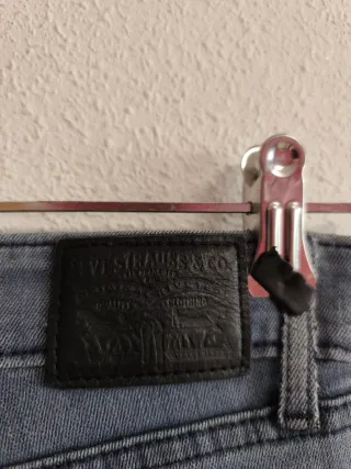 Pantalón de chica talla 34 de Levis Strauss.