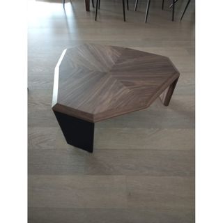 Mesa centro nogal con mínima tara - Angel Cerdá