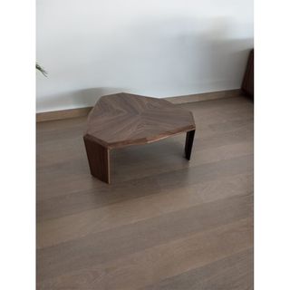 Mesa centro nogal con mínima tara - Angel Cerdá