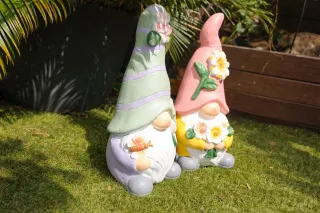 Statue di gnomi da giardino con fiori