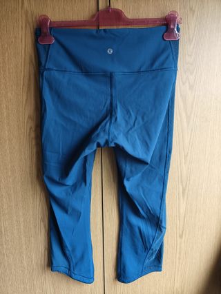 Leggings azuis com padrão lateral