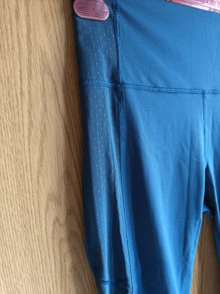 Leggings azuis com padrão lateral