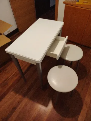 Mesa de cocina blanca con 4 taburetes