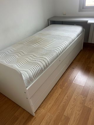 Cama Ikea blanca con cajones