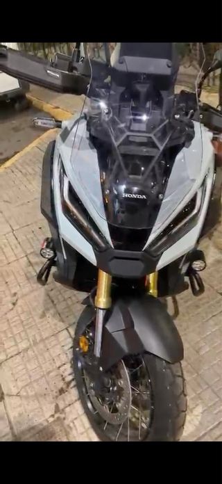 Moto Adventure Negra y Gris