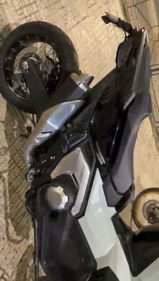 Moto Adventure Negra y Gris