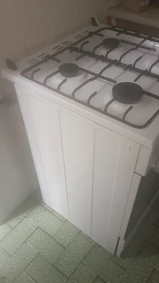 Cocina de gas blanca con horno