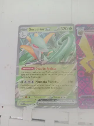 Cartas Pokémon Serperior EX y Pikachu VMAX