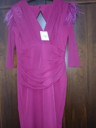 Vestido color cereza con plumas Última tendencia!!