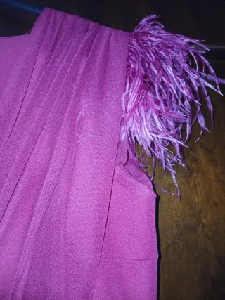 Vestido color cereza con plumas Última tendencia!!