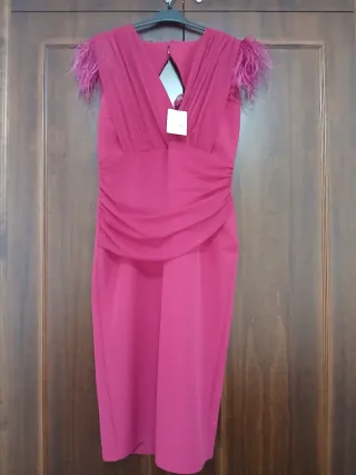 Vestido color cereza con plumas Última tendencia!!