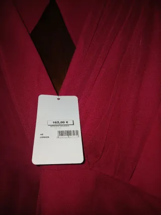 Vestido color cereza con plumas Última tendencia!!