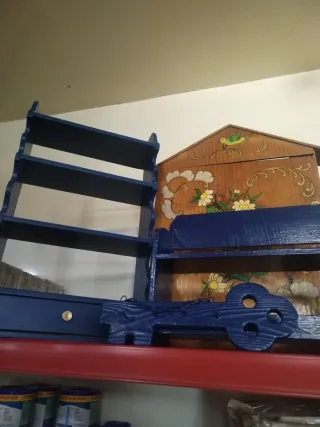 Estantería azul y mueble decorado