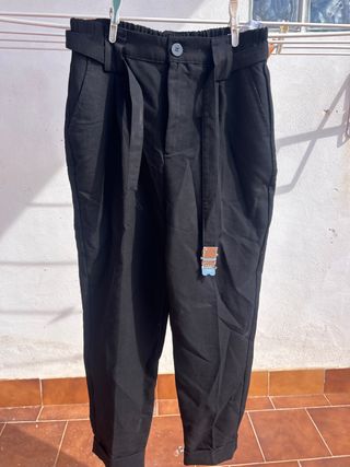 Pantalones negros con cinturón