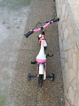 Bicicleta infantil rosa con ruedines