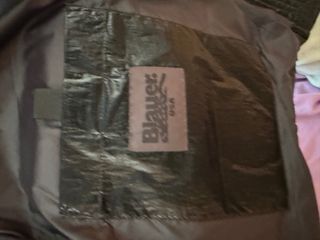 Chaqueta Blauer Negra Plumas