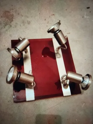 Lámpara de techo dorada y roja