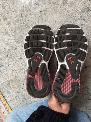 Zapatillas Under Armour Negras y Rosas