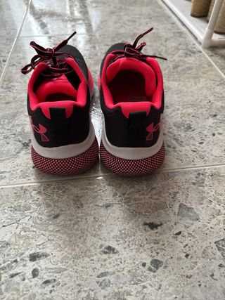 Zapatillas Under Armour Negras y Rosas