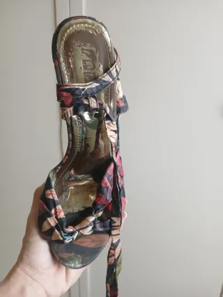 Zapatos de tacón multicolor y dorado