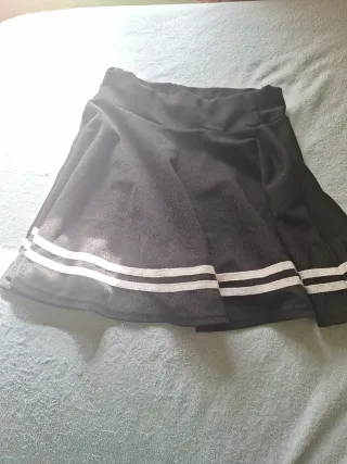 Falda negra con rayas blancas