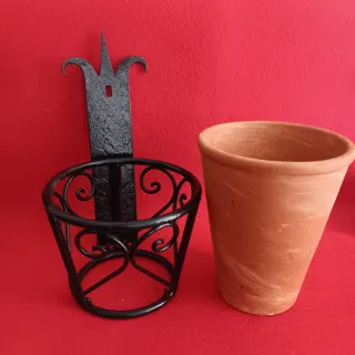 Portavasi in ferro battuto e terracotta