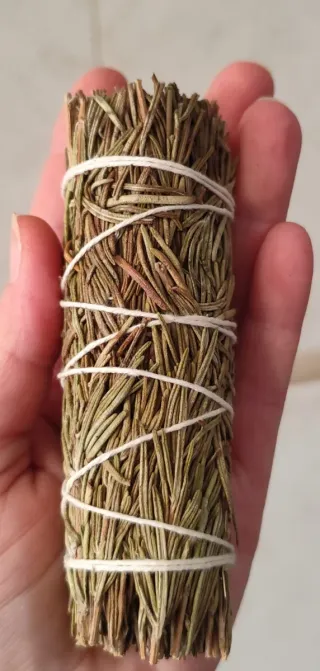 Atado de hierbas y flores secas